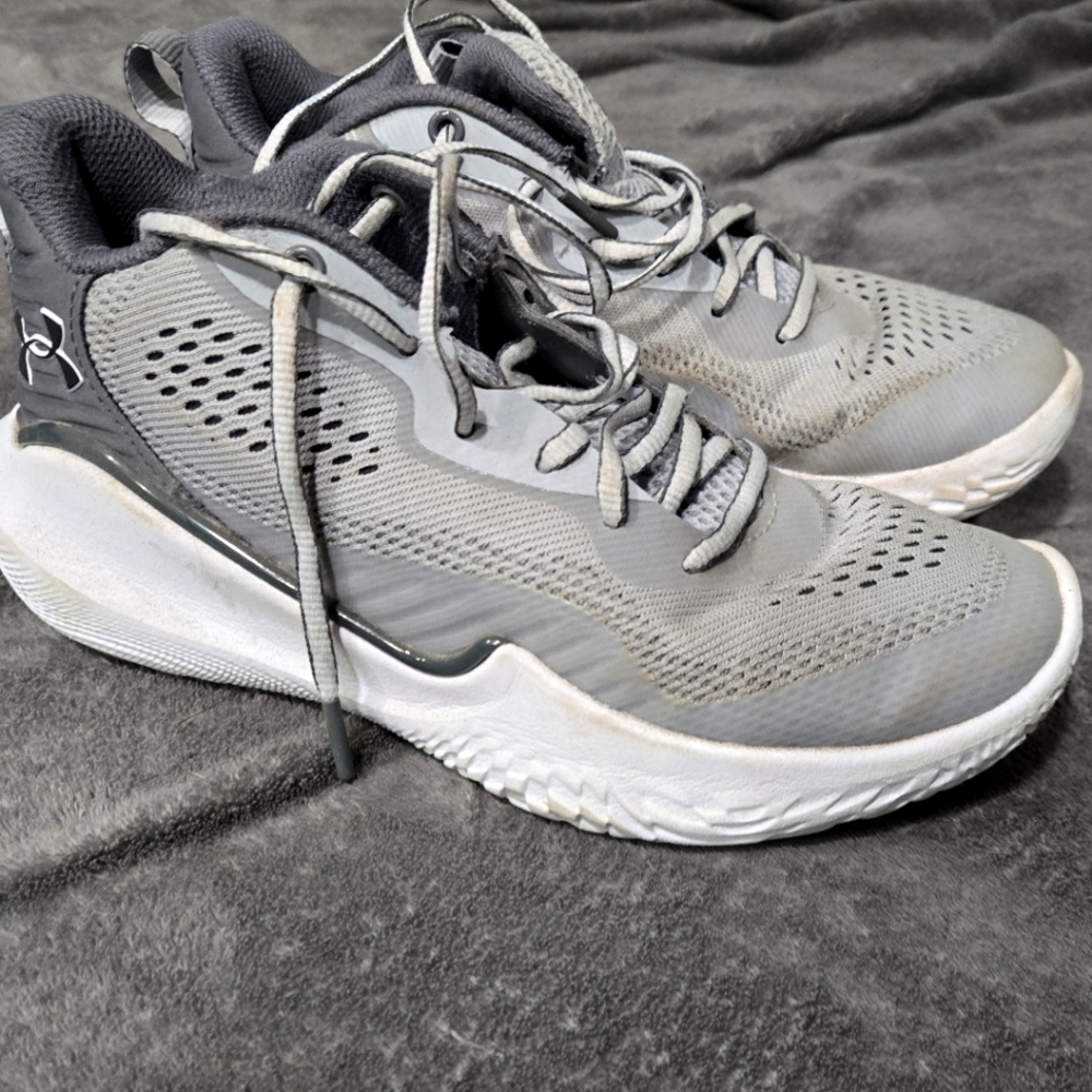Basketball sneakers